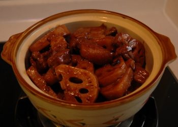 《伙頭安教你煮得快靚正》: 南乳炆蓮藕五花腩