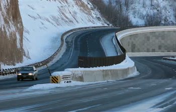 【奇聞異事】喬治的太太突然早產，喬治急忙開車回家，這時突然有人沖了出來，攔住了車…