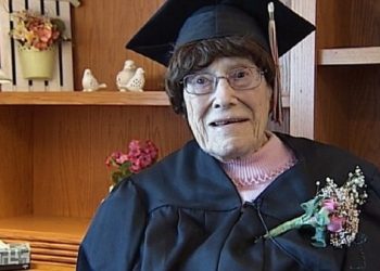 遺憾87年 美百歲人瑞獲頒高中文憑