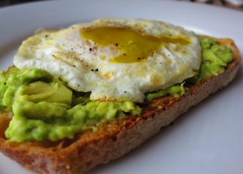 【養生好習慣】 營養學家：早餐吃這三樣 抵抗抑鬱消沉