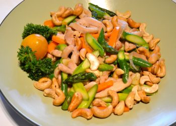 黃豆醬炆牛腩角      腰果蘆筍炒雞柳       蓮藕紅棗鱆魚豬 湯