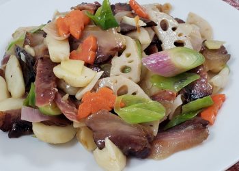 西洋菜無花果鲗魚湯      青蒜馬蹄蓮藕炒腊味      涼拌牛蒡腐皮絲
