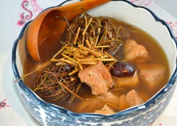 茅根雞骨草豬瘦肉湯      花膠蟲草花蒸滑雞       牛肉煎餅