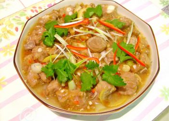 鯽魚黃豆芽木耳湯      香茅蒸排骨皇     枇杷果燉鮮百合銀耳糖水