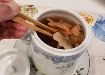 川貝海底椰燉鱷魚乾    籠仔荷葉蒸雞塊    薄餅肉松夾油條