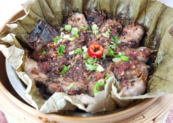椰子黃豆竹絲雞湯      荷葉欖豉醬蒸大鱔      燒汁子姜炆鱔