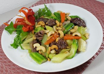 腰果西芹炒雞雜      鹹柑橘欖豉蒸塘蝨魚