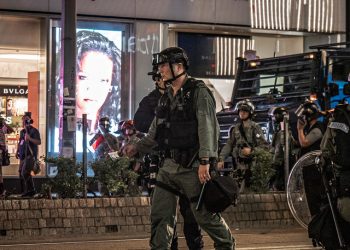 第355集_反送中伸縮警棍