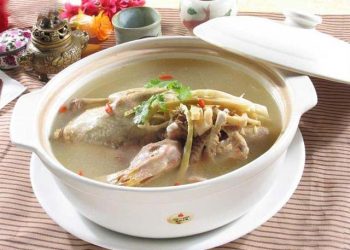 大蝦羽衣甘藍藜麥沙律      鮮花旗參煲老鴨湯