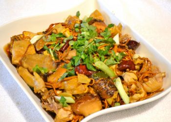 肉蓯蓉海參燉瘦肉     蟲草花腊腸蒸有機走地雞    合桃梨筍炒蝦仁