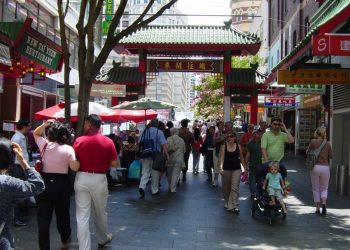 粤语小品《唐人街》 “人不可以貌相”