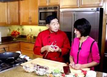 【視頻】梁廚美食 – 荔枝蜜豆蝦球