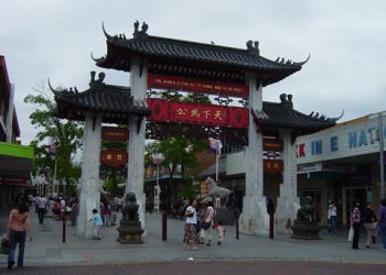 《唐人街》－“信唔信由你”