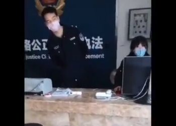 再現勇者！女公民記者就李文亮案採訪派出所（視頻）