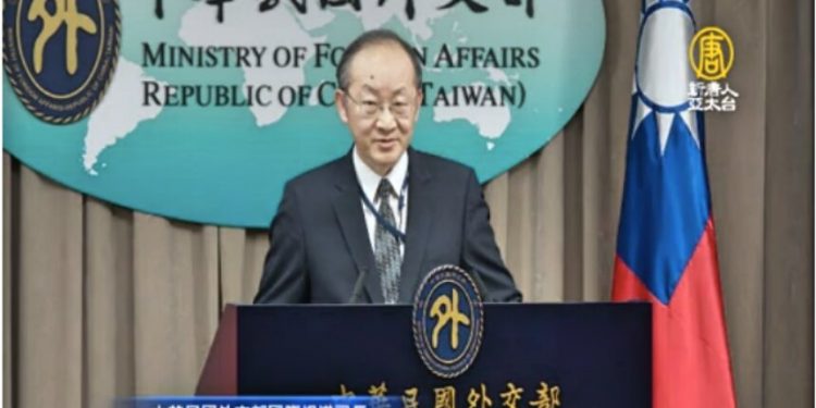 外交部國際組織司司長陳龍錦24日表示,臺灣去年 12月31日,即和WHO的國際衛生條例(IHR)窗口及中方聯繫,希望對方查證並確認相關疫情。(新唐人影片截圖)