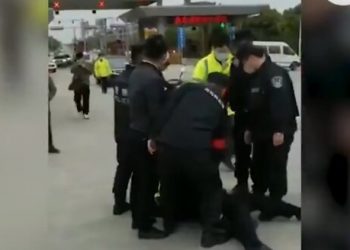 網友直擊：江西與湖北公安大打出手（視頻）