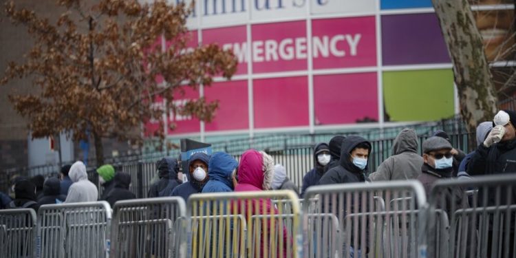 3月25日,部分紐約民衆在Elmhurst Hospital Center醫院外大排長龍,準備檢測「中共病毒」。(AP)