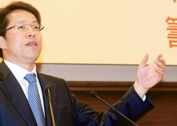 【烏龍茶餐廳】點解張主任會爆”特首居三權之上”