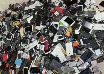 電信業暴減千萬手機卡用戶 事關武漢殯葬館扔滿地手機 ？