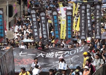 为何四十万港人参加七一游行？