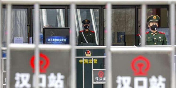 武漢解封在即,網友擔憂危及上海。(美聯社)