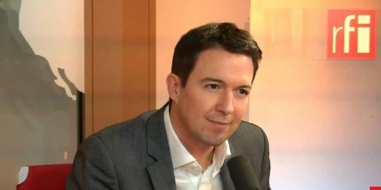 圖中爲法國共和黨副主席佩爾蒂埃(Guillaume Peltier)(法廣圖片)。
