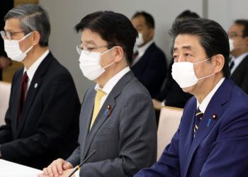 日本首相安倍晉三宣佈東京等大都會進入緊急狀態