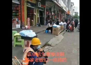 質量太差遭外國退貨 中國地攤堆滿“過剩”口罩