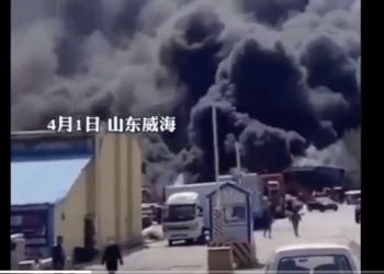 山東威海物流園突發大火 濃煙滾滾