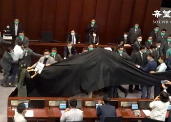 港建制派強行選內會主席 民主派議員抗議多人遭擡走