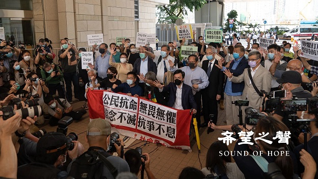 上月18日被抓捕的15名民主派人士星期一再提堂,大批支持者到場聲援。(鄭銘/SOH)