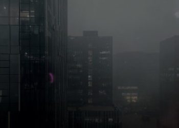 中共兩會如黑幫聚集 白昼如夜示警