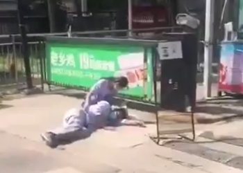 網友直擊：武漢全民排查阻止不了疫情蔓延 又一例隨地到！（視頻）