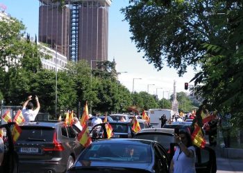 西班牙爆汽車示威遊行 抗議政府對疫情危機處理不當