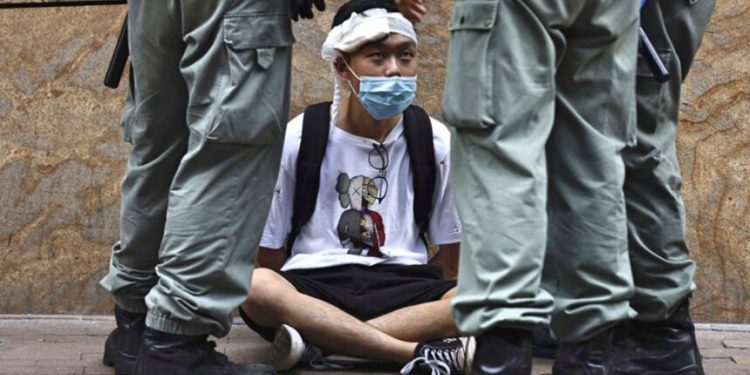 圖爲香港抗議「國歌條例草案」民衆與港警對峙。（圖/美聯社）