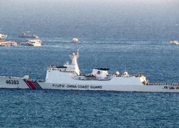 越南漁船再遭中共海警船撞至進水 全體跳海逃生