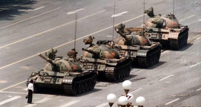 1989年6月5日,北京長安街,一名中國男子隻身阻擋中國人民解放軍坦克車隊前進。(圖片 美聯社)