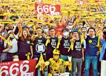 陸媒熱報韓國瑜“跌落” 中國網友驚歎：原來這就是民主