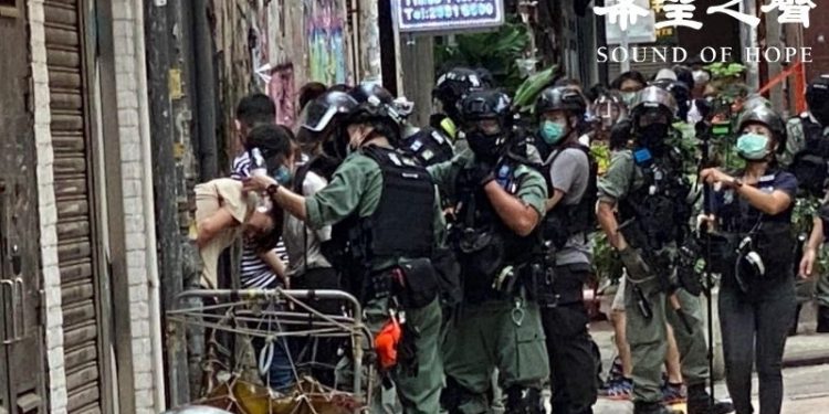 7月1日,港警在香港銅鑼灣區域圍捕港人。(希望之聲/鄭銘)