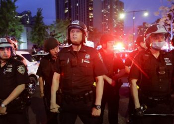 骚乱中受总统维护 曾投拜登票的警察协会转向支持川普