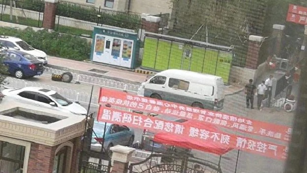 大連灣已經連續多日封閉小區,當地居民因沒有提前儲備,面臨斷糧。(網絡圖片)