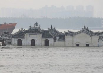 2號洪峯將抵武漢 巢湖水位百年一遇 安徽廬江決堤沖走挖掘機（視頻）