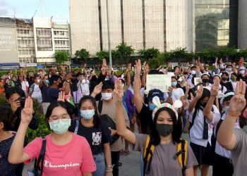 泰國萬人示威反獨裁 籲總理下臺重新選舉