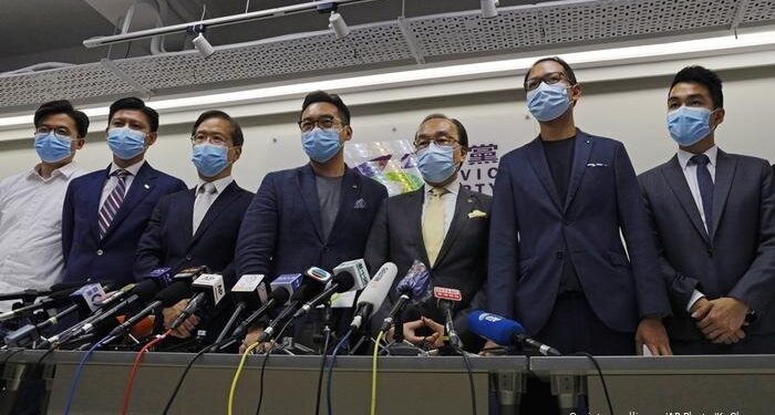 民主派立法會議員郭家麒(左三)、楊嶽橋(左四)、郭榮鏗(右二)7月底被DQ,召開記者會