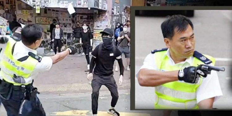 去年11月11日，警員關家榮在西灣河向手無寸鐵的抗議者開槍。（合成圖片）