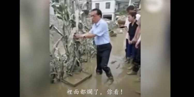 李克強視察被淹壞的玉米田時說:“裏面都爛了,你看!”引起熱議。(視頻截圖)