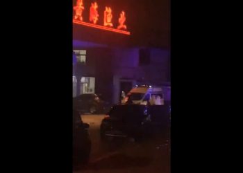 疫情仍嚴重！大連灣八十臺大客車把人拉走隔離（視頻）