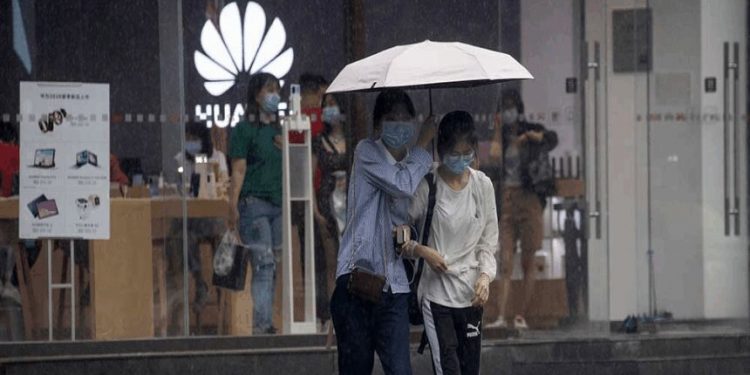 華爲要員工習慣「戰爭狀態」，但員工擔心自身權益會被犧牲，甚至被解僱。（圖：美聯社）