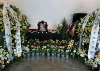 奇怪！高崗遺孀李力羣離世3個月後開追悼會