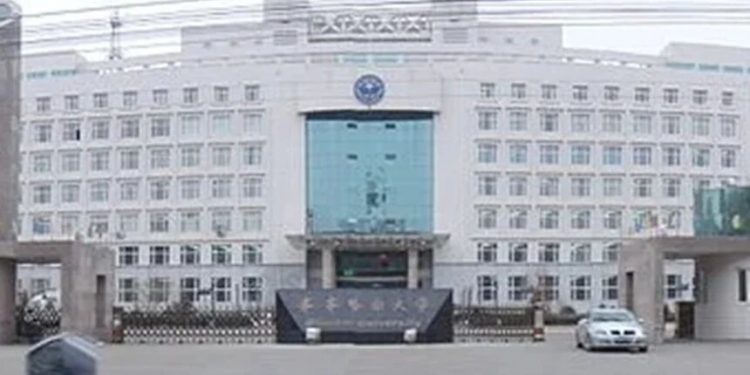 圖爲2010年4月齊齊哈爾大學西區大門的全景照片。(圖片來源:維基百科)